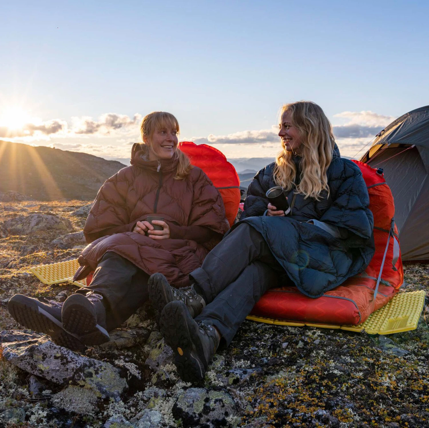 Thermarest Honcho Poncho Down Hooded Camping Blanket 7 Thermarest Honcho Poncho Down Hooded Camping Blanket - Image 5